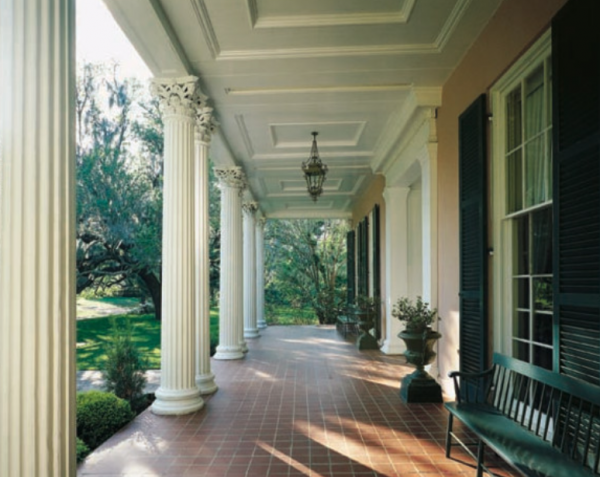 Teras depan dengan kolom-kolom tinggi